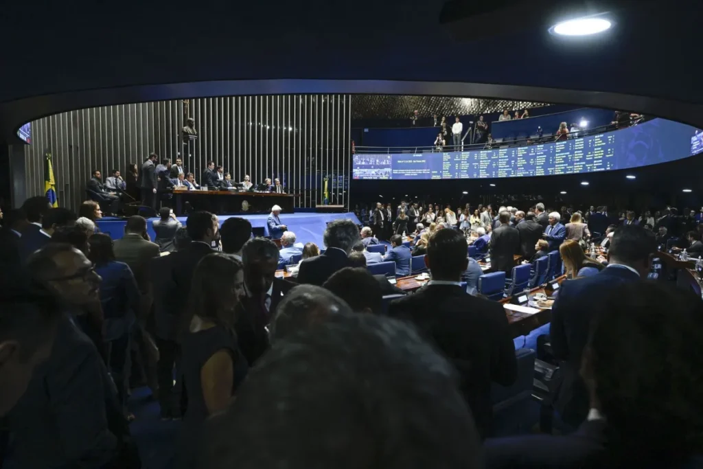 Oposição e empresários se mobilizam para retardar PEC do 6×1 no Senado