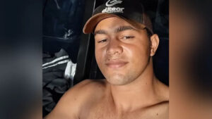 Motociclista morre esmagado debaixo de carreta na BR-155