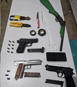 Quatro indivíduos morrem em troca de tiros após policiais perceberem placa adulterada