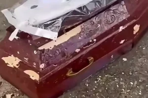 Homem invade enterro, metralha caixão e acaba morto pela PM
