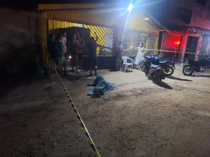 Homem é assassinado na frente da casa da mãe