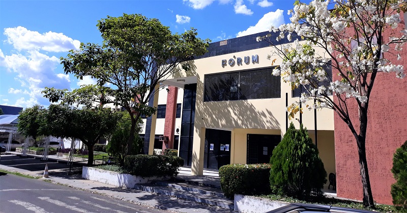 Irmãos condenados por matar jovem a facadas fogem de fórum antes da sentença
