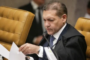 Nunes Marques é o relator do pedido de revisão criminal de Bolsonaro no STF