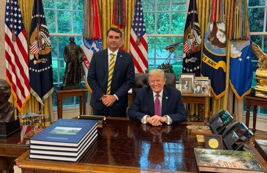 Flávio Bolsobaro é recebido por Trump na Casa Branca