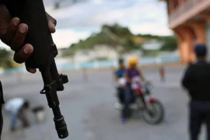 Medo da violência altera a rotina de 57% dos brasileiros e afeta mais mulheres e população de baixa renda, diz pesquisa