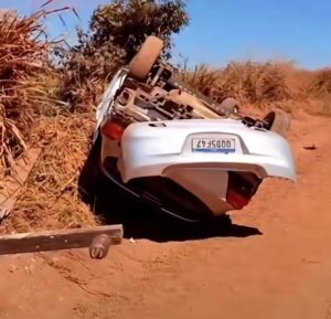 Carro capota na estrada que liga Xinguara ao distrito São José do Araguaia