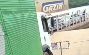 Balsas se chocam na travessia em Araguatins e por pouco não causa tragédia no Rio Araguaia