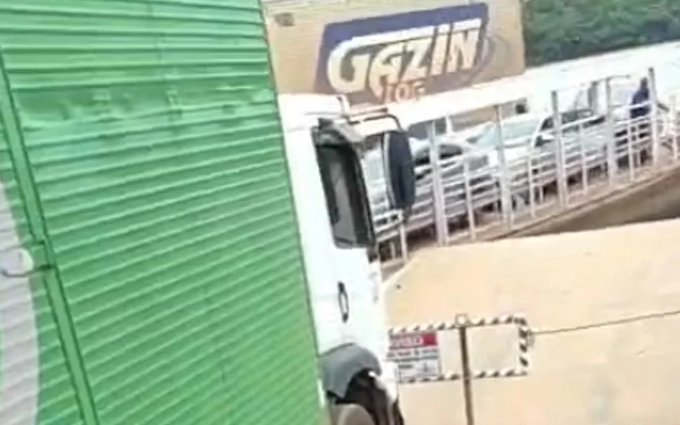 Balsas se chocam na travessia em Araguatins e por pouco não causa tragédia no Rio Araguaia