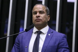 Após declarar R$ 10 mil, deputado compra carros de luxo e mansão avaliados em R$ 6 milhões