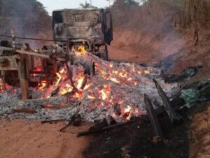 Caminhão carregado de madeira é destruído por incêndio na zona rural de Novo Repartimento