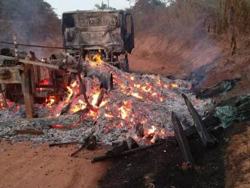 Caminhão carregado de madeira é destruído por incêndio na zona rural de Novo Repartimento