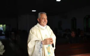Após nota da Diocese sobre excomunhão, padre Antônio de Pádua emite carta