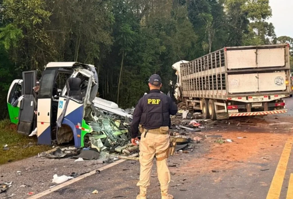 Acidente entre micro-ônibus e carreta deixa 23 mortos no Paraná