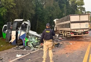 Acidente entre micro-ônibus e carreta deixa 23 mortos no Paraná