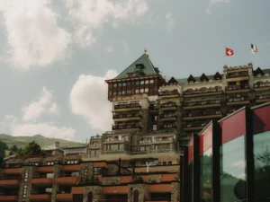 Conheça o hotel nos Alpes Suíços eleito o melhor do mundo em hospitalidade