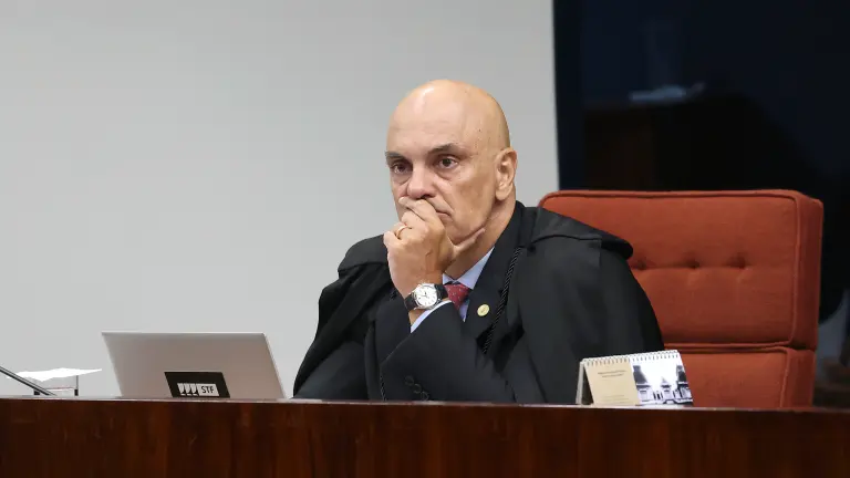 Moraes trocou de celular usado em conversa com Vorcaro durante investigações