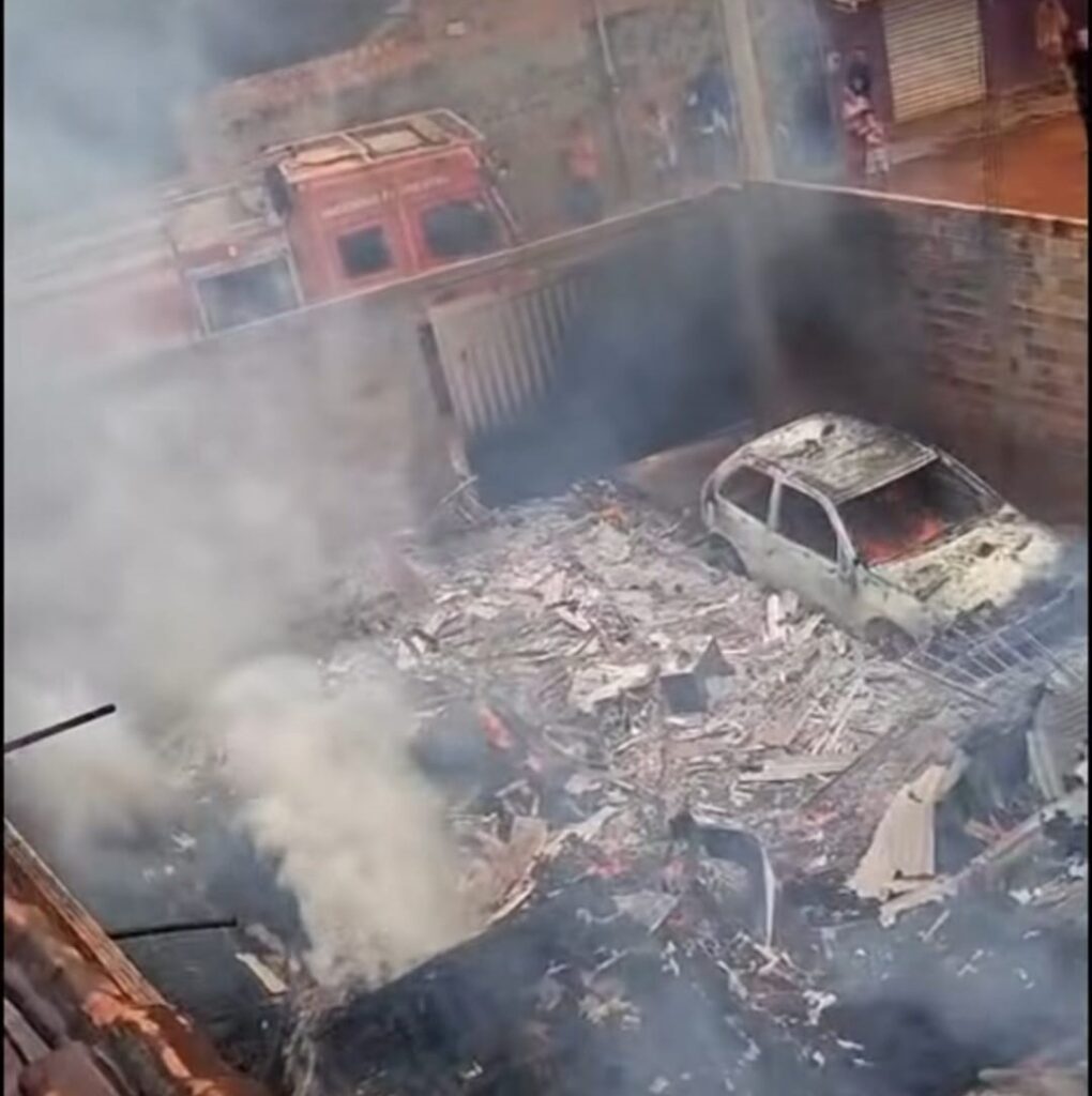 Incêndio destrói casa e carro em Redenção