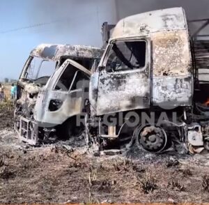 Caminhão e carreta pegam fogo na BR 155