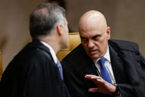 Ministros Moraes e Mendonça batem boca e quase chegam às vias de fato no STF