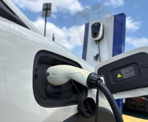 Carro elétrico muda rotina de consumo de energia e exige atenção às instalações residenciais