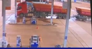Motorista de carreta morre atropelado por um ônibus no distrito Vila Mandi